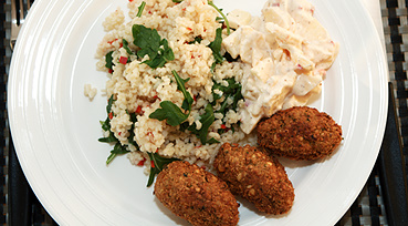 Falaffel, bulgur salat og "æble tzatziki"