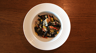 Sort pasta, gul courgette og kæmperejer i krydret marinade