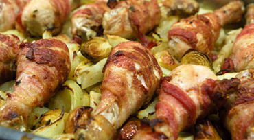 Bacon-kylling med jordskokker, rosenkål og æble