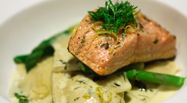 hjemmelavede ravioli med skindstegt laks og citronflødesauce