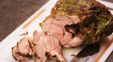 Langtidsgrillet lammekølle med ramsløgpesto