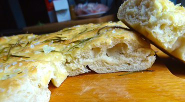 Hjemmebagt focaccia med rosmarin