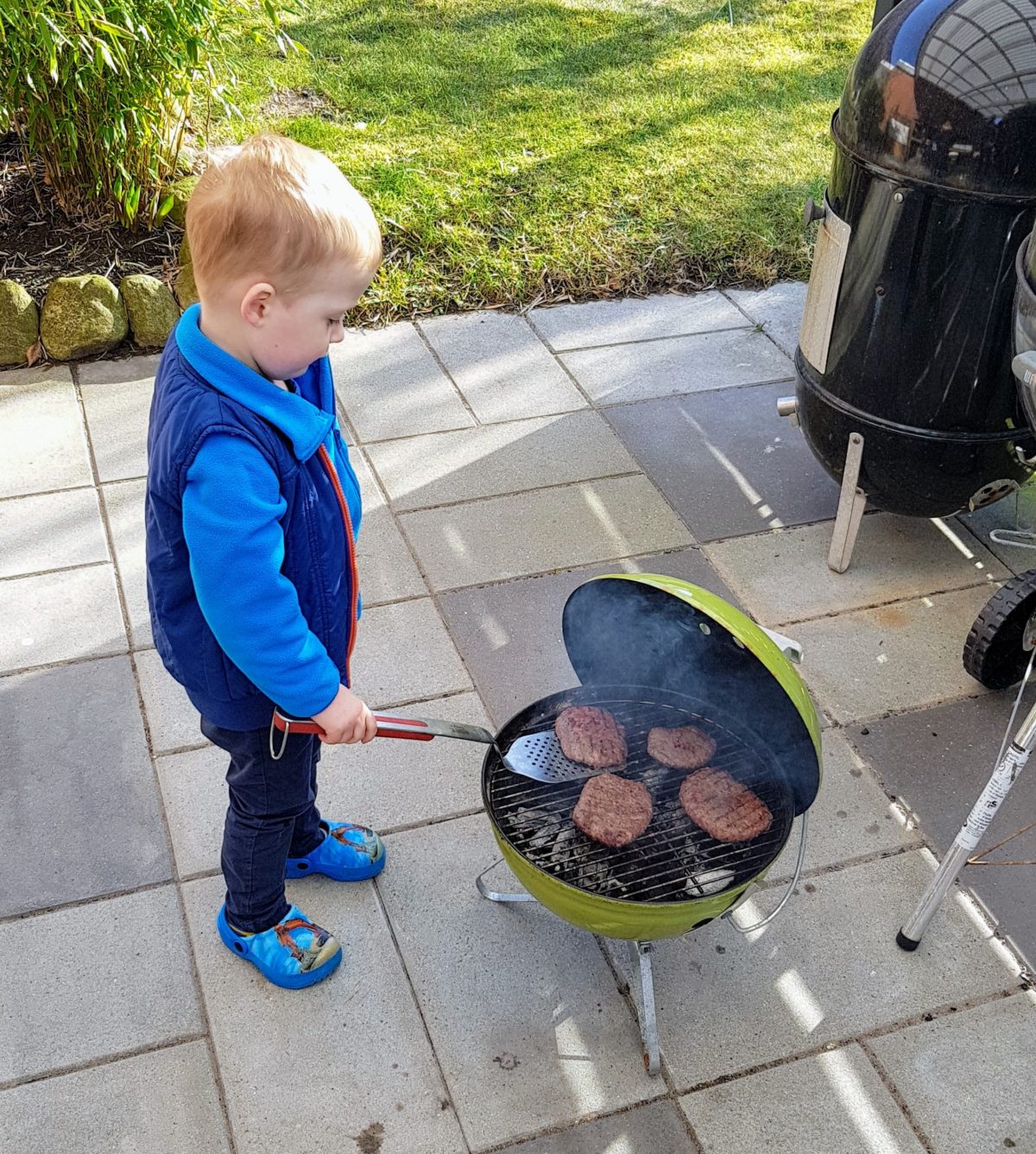 Rasmus, 3år igang med burgerbøfferne på hans grill
