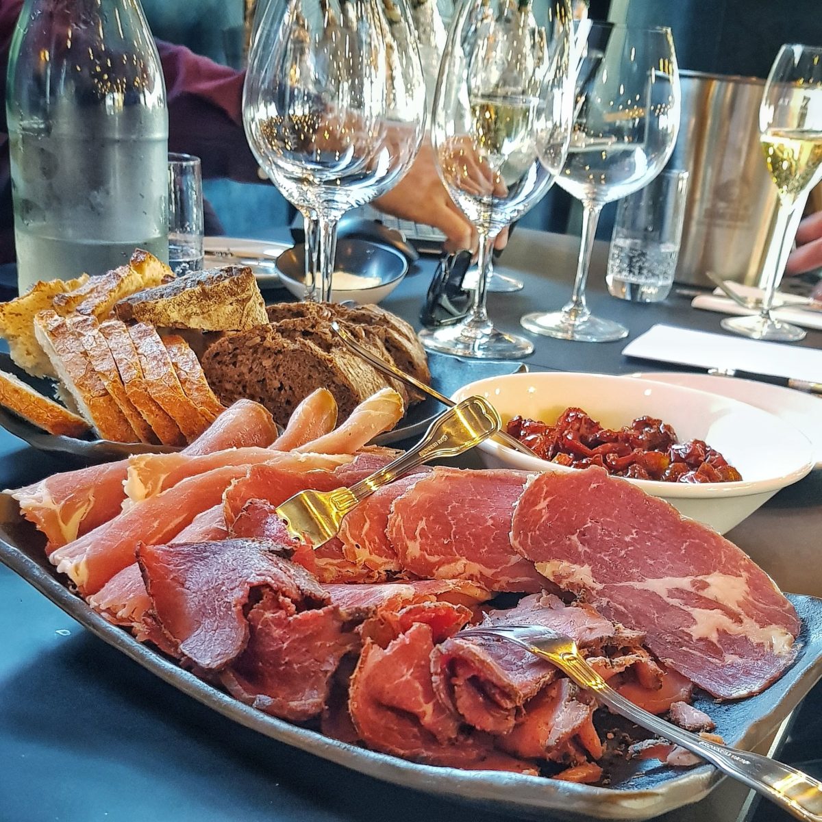Traditionen tro så havde jeg lavet charcutteri af forskellig slags til nytårsboblerne. Her Coppa, Brasaeola, skinke og Loinzino.